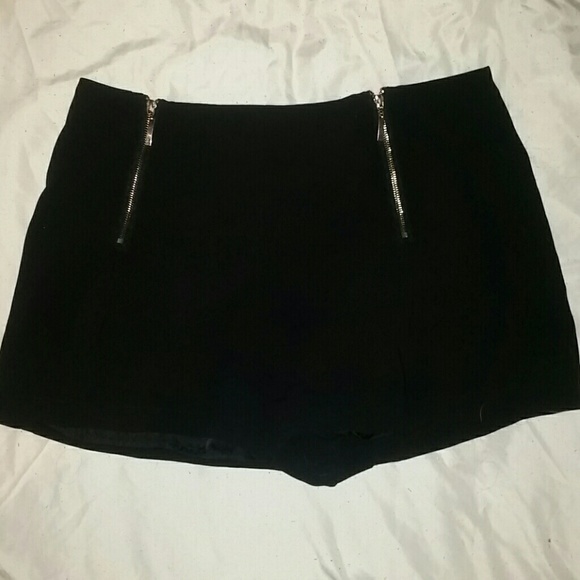 LIGHTWEIGHT BLACK SHORTS WITH GOLD ZIPPERS - Picture 1 of 5
